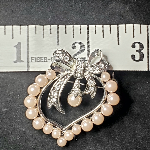 VNTG Lilylin Crystal & Faux Pearl Silvertone Heart & Bows Brooch and Earring set - Picture 10 of 13